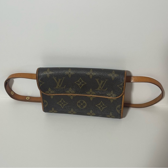 Louis Vuitton Monogramed Belt Bag 💎 AUTHENTICATED 💎 Belly Bag Serial FL0013 - Picture 3 of 17